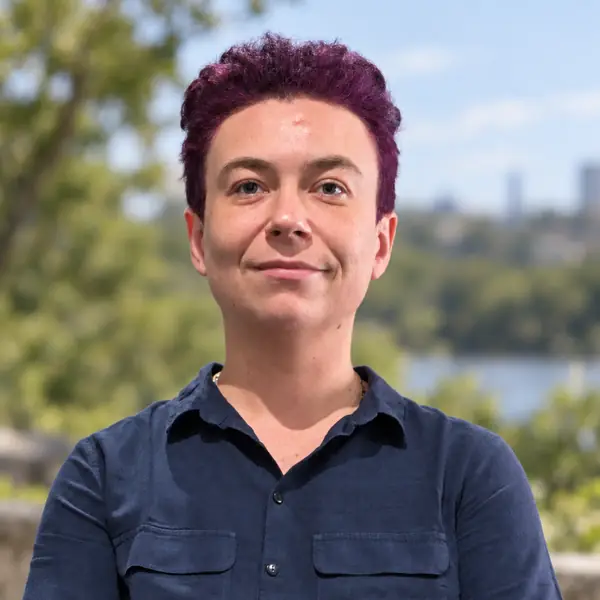Jasmin Lévêque, créateur du Potager du Web, photographié en extérieur